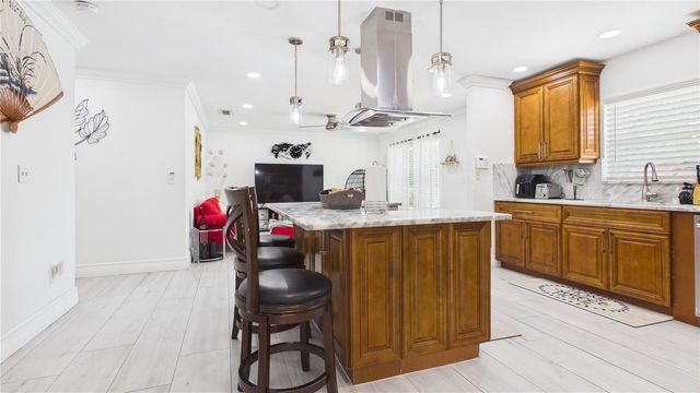 8721 N ORANGEVIEW AVENUE, Tampa, FL 33617