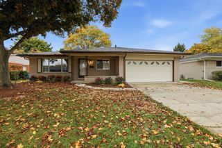 11220 Canterbury Drive, Warren, MI 48093