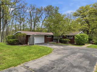 8645 Fieldcrest Drive, Brighton, MI 48116