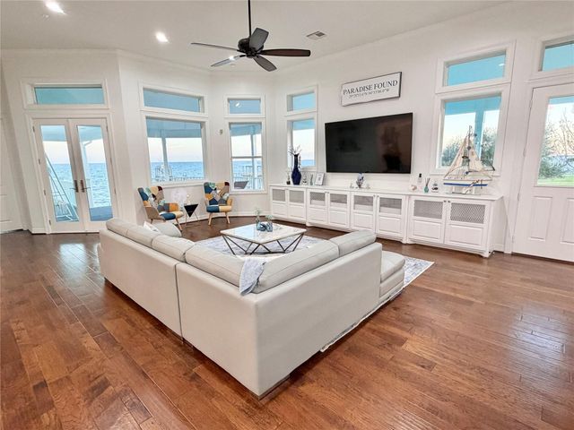 415 Avenue I, Dickinson, TX 77539