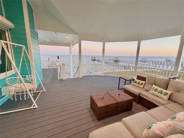 415 Avenue I, Dickinson, TX 77539