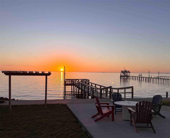 415 Avenue I, Dickinson, TX 77539