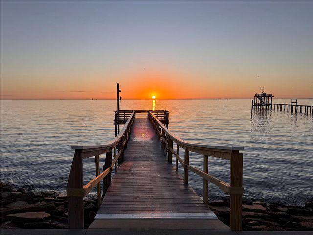 415 Avenue I, Dickinson, TX 77539