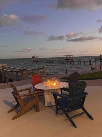 415 Avenue I, Dickinson, TX 77539