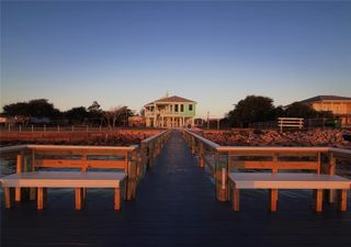 415 Avenue I, Dickinson, TX 77539