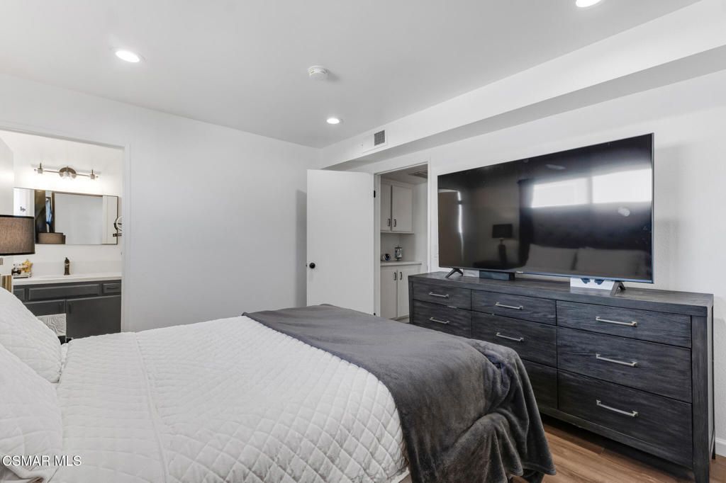 Image 20 of property listing at 10220 De Soto Avenue 11, Chatsworth, CA 91311