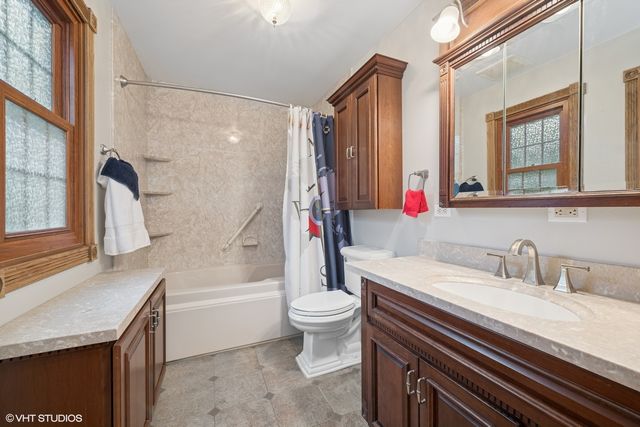 42 N Holly Avenue, Fox Lake, IL 60020