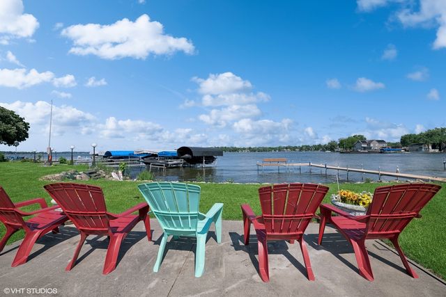 42 N Holly Avenue, Fox Lake, IL 60020