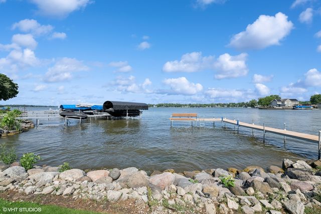 42 N Holly Avenue, Fox Lake, IL 60020