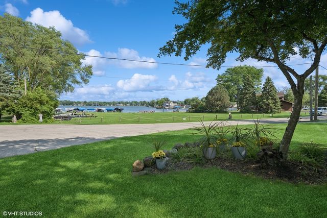 42 N Holly Avenue, Fox Lake, IL 60020