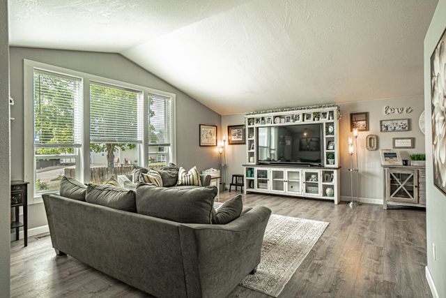 514 Coventry Court, Eagle Point, OR 97524