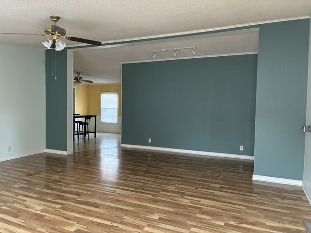 105 Indian Creek Dr, Paris, TN 38242