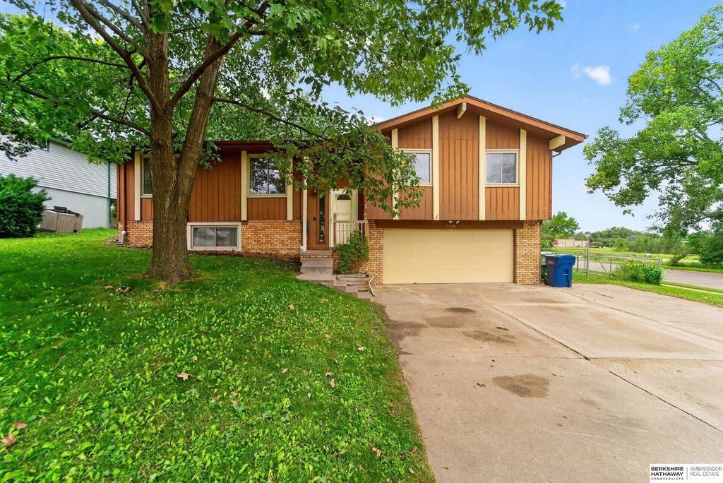 2106 Coventry Drive, Bellevue, NE 68123