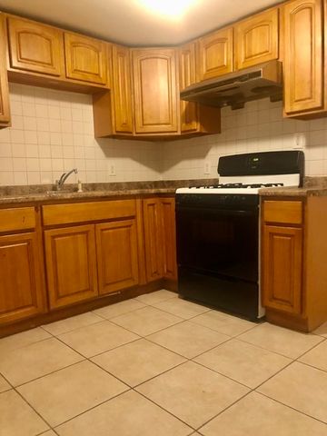 15 4th Street, Lowell, MA 01850