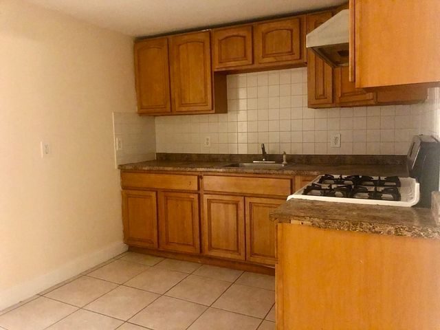 15 4th Street, Lowell, MA 01850