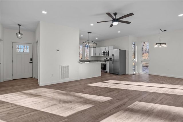 1050 Promise Land Rd, Charlotte, TN 37036