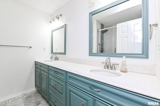 414 W TIMBER RIDGE Drive, Peoria, IL 61615