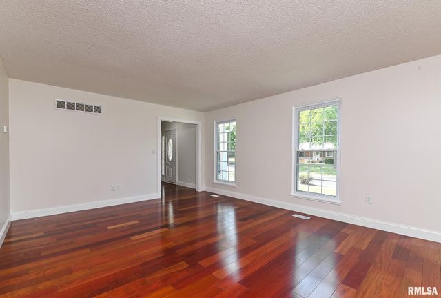 414 W TIMBER RIDGE Drive, Peoria, IL 61615