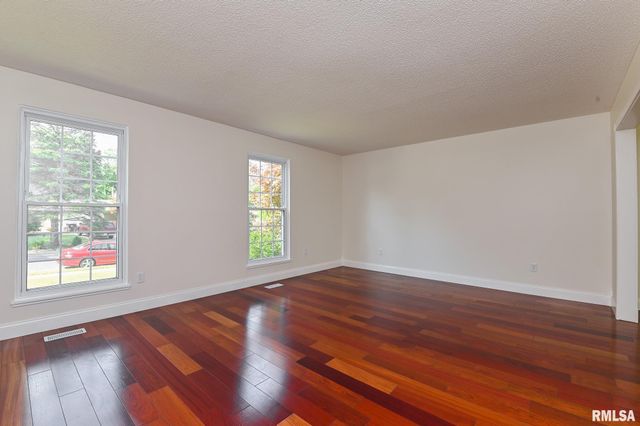 414 W TIMBER RIDGE Drive, Peoria, IL 61615