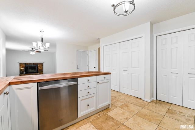 414 W TIMBER RIDGE Drive, Peoria, IL 61615