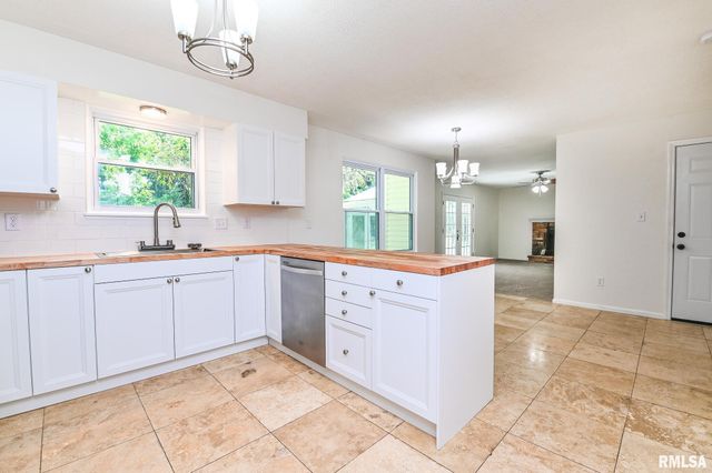 414 W TIMBER RIDGE Drive, Peoria, IL 61615