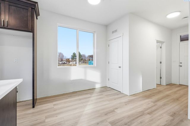 1202 Topaz Ave, Grandview, WA 98930