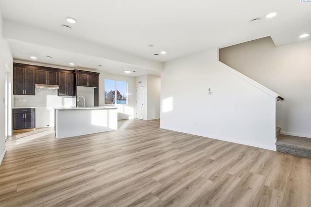 1202 Topaz Ave, Grandview, WA 98930