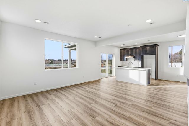 1202 Topaz Ave, Grandview, WA 98930