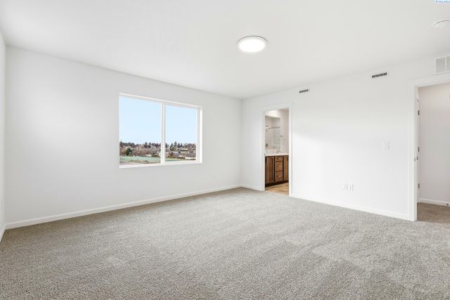 1202 Topaz Ave, Grandview, WA 98930