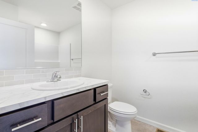 1202 Topaz Ave, Grandview, WA 98930