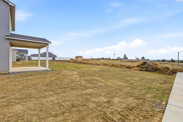 1202 Topaz Ave, Grandview, WA 98930