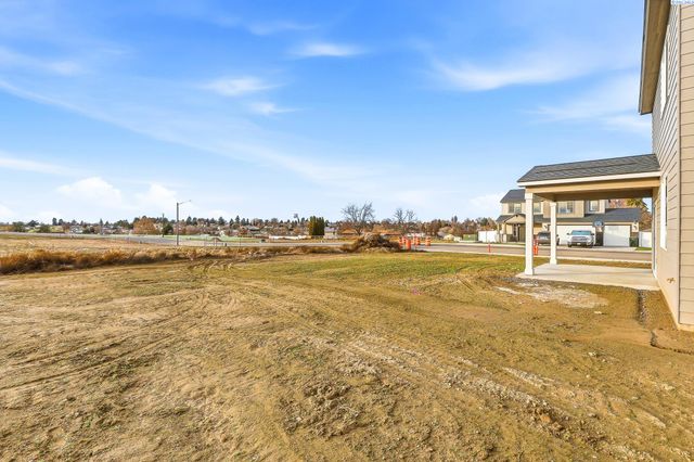 1202 Topaz Ave, Grandview, WA 98930