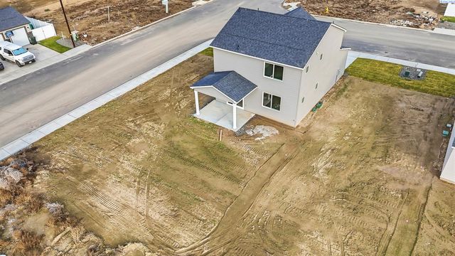 1202 Topaz Ave, Grandview, WA 98930