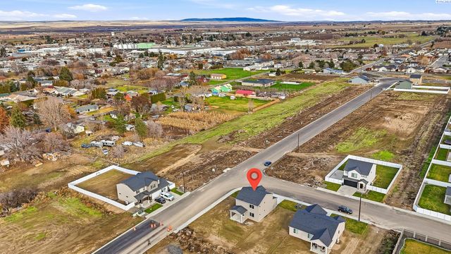 1202 Topaz Ave, Grandview, WA 98930