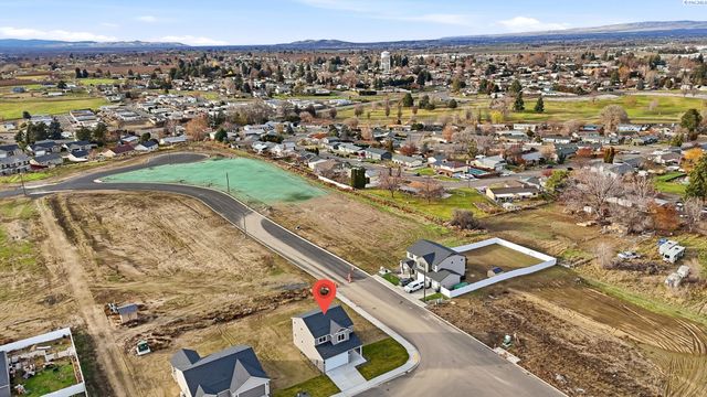 1202 Topaz Ave, Grandview, WA 98930