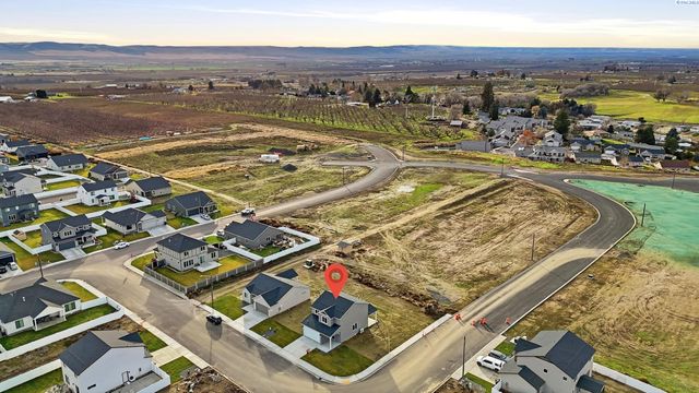 1202 Topaz Ave, Grandview, WA 98930