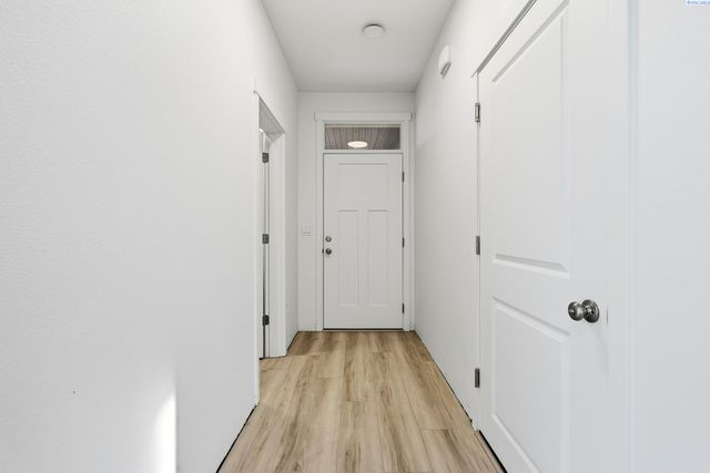 1202 Topaz Ave, Grandview, WA 98930