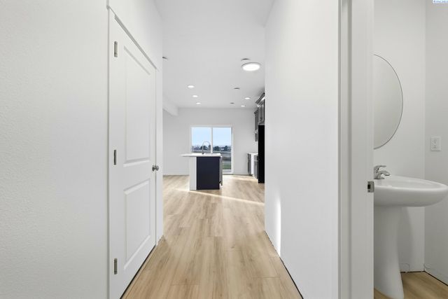 1202 Topaz Ave, Grandview, WA 98930