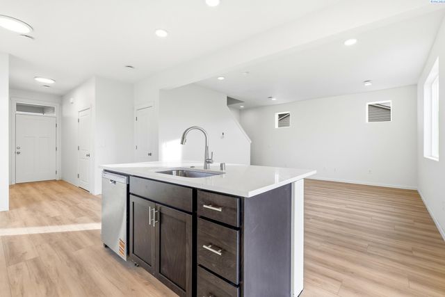 1202 Topaz Ave, Grandview, WA 98930