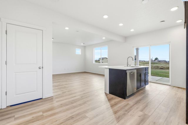 1202 Topaz Ave, Grandview, WA 98930