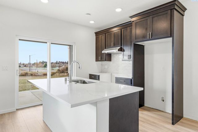 1202 Topaz Ave, Grandview, WA 98930