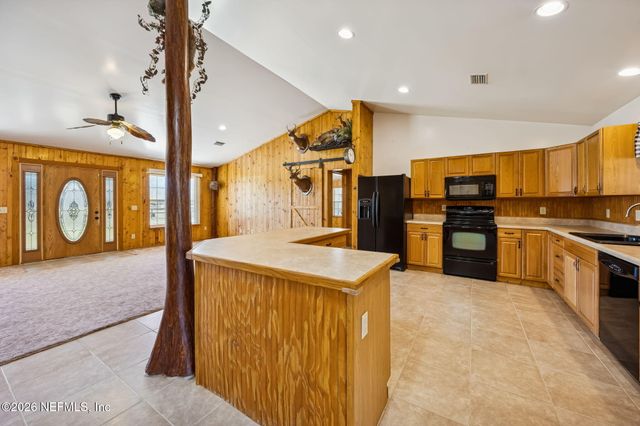 4564 CRAZY HORSE Avenue B, Middleburg, FL 32068