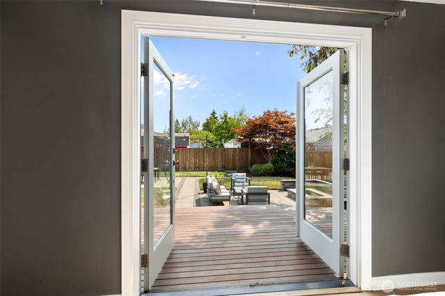 8106 Stone Avenue N, Seattle, WA 98103