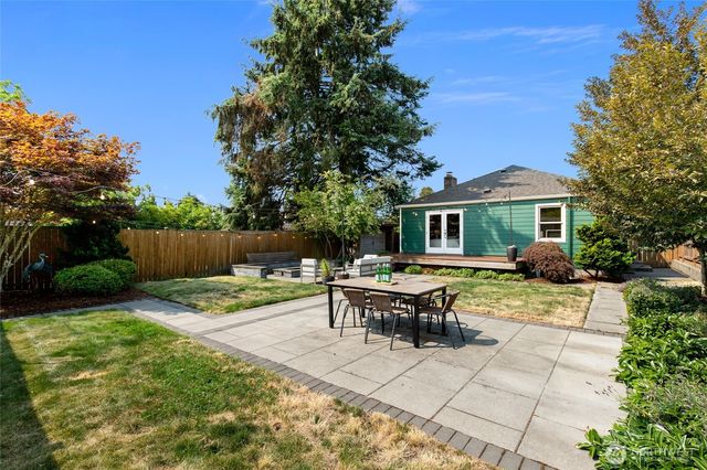 8106 Stone Avenue N, Seattle, WA 98103