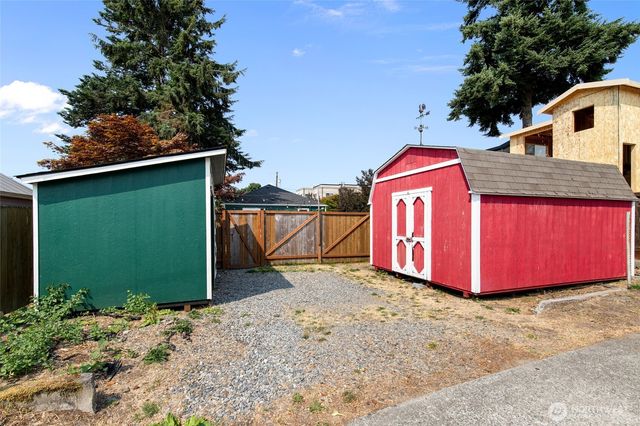 8106 Stone Avenue N, Seattle, WA 98103