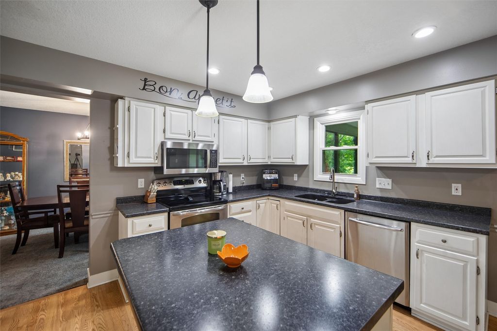 4709 80th Place, Urbandale, IA 50322