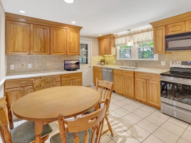 19 Saville St, Saugus, MA 01906