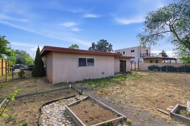 1711 Avenida Cristobal Colon, Santa Fe, NM 87501