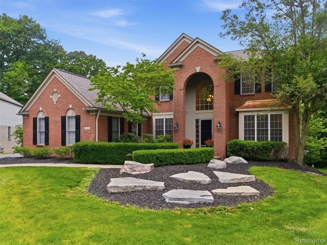 5454 Creekmonte Drive, Oakland Charter Township, MI 48306