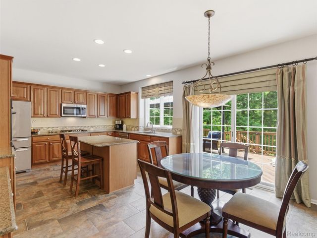 5454 Creekmonte Drive, Oakland Charter Township, MI 48306